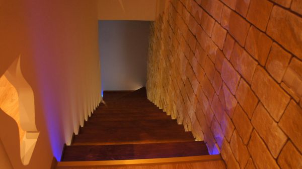 использование декоративного камня в интерьере лестниц