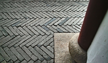 Тротуарная плитка черного цвета под парковку