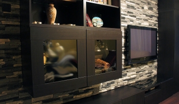 Отделка искусственным камнем стены с телевизором